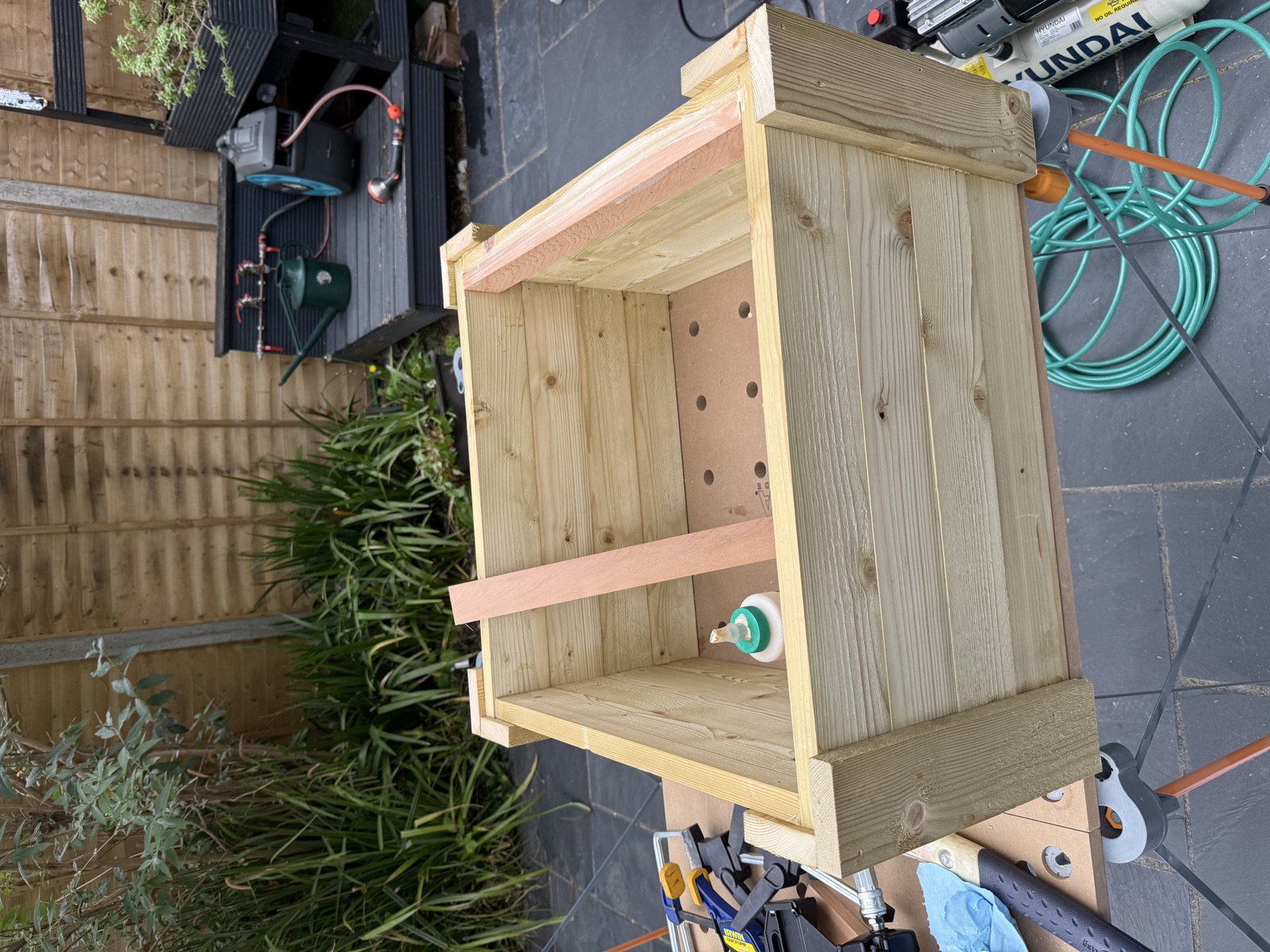 Floor bearers installed on inner box short walls